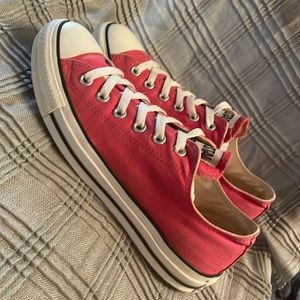 Converse Chuck Taylor All Star Low Top Sneakers W9 M7 in Dark Pink